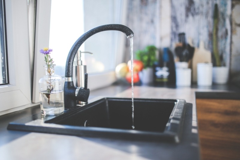 fugas de agua en el baño y la cocina